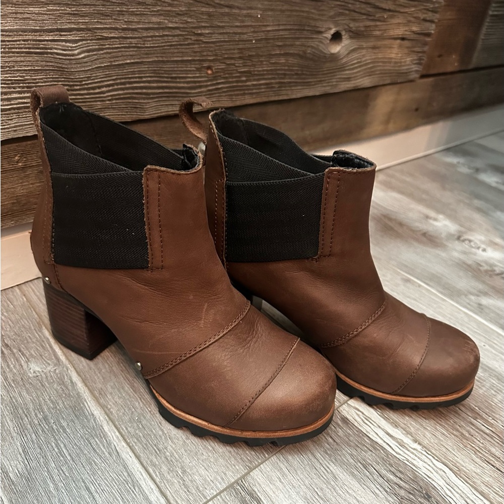Sorel shoe, leather wrapped stacked heel